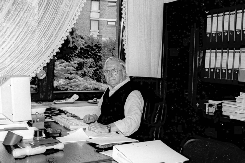 GerhardSchlootz-amSchreibtisch-1998-sw_1